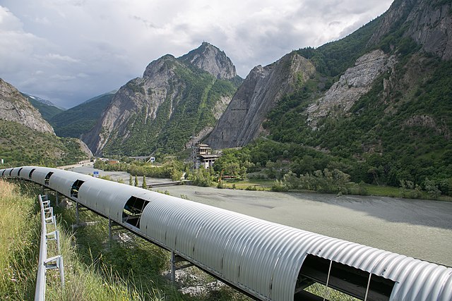  Vue du convoyeur à bande de la descenderie de Saint-Martin-de-la-Porte (à Saint-Martin-de-la-Porte) / Savoie / France Auteur : Poudou99 / Wiki Commons